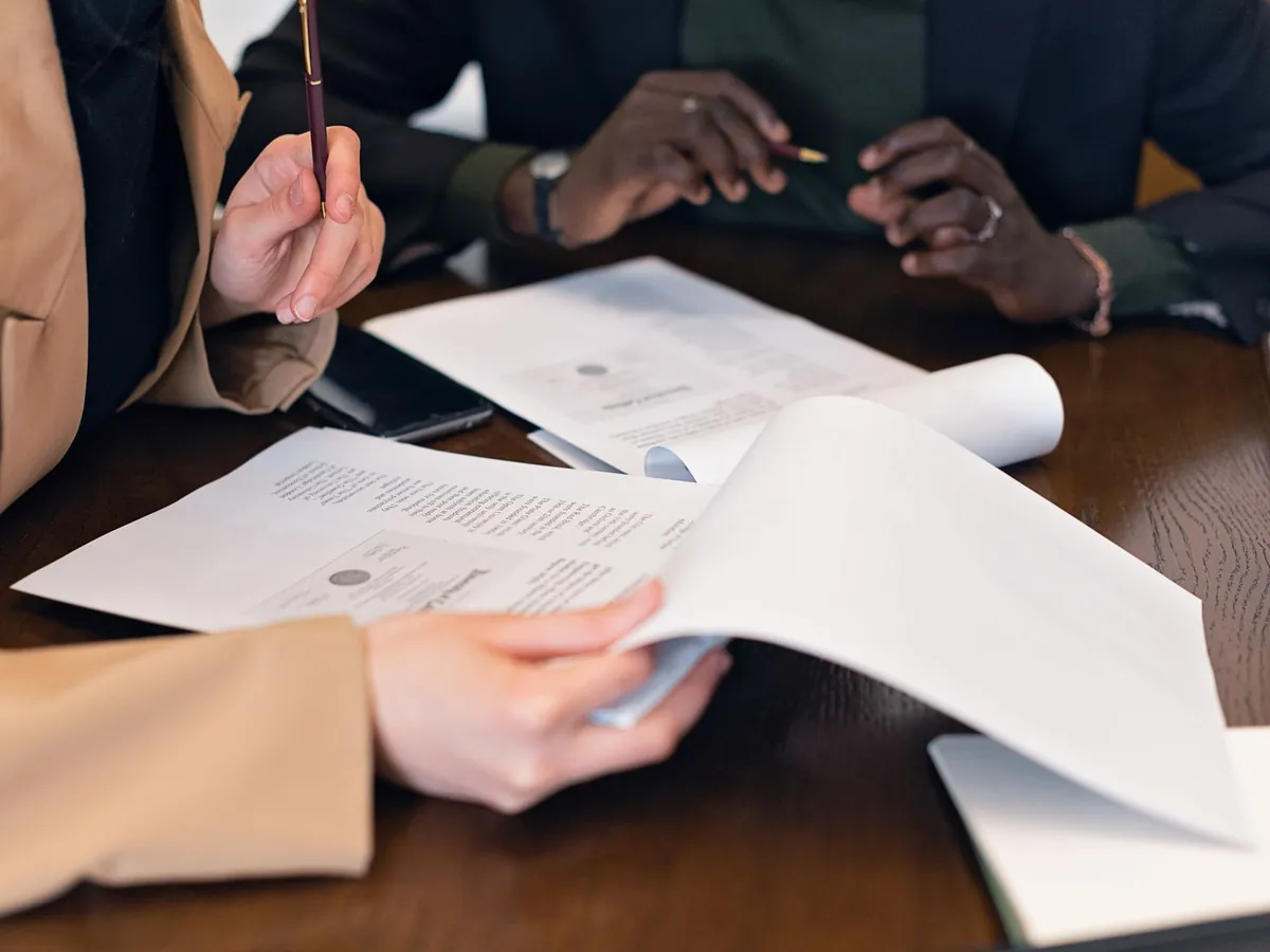 Professionnels examinant des documents lors d'une réunion d'affaires au bureau