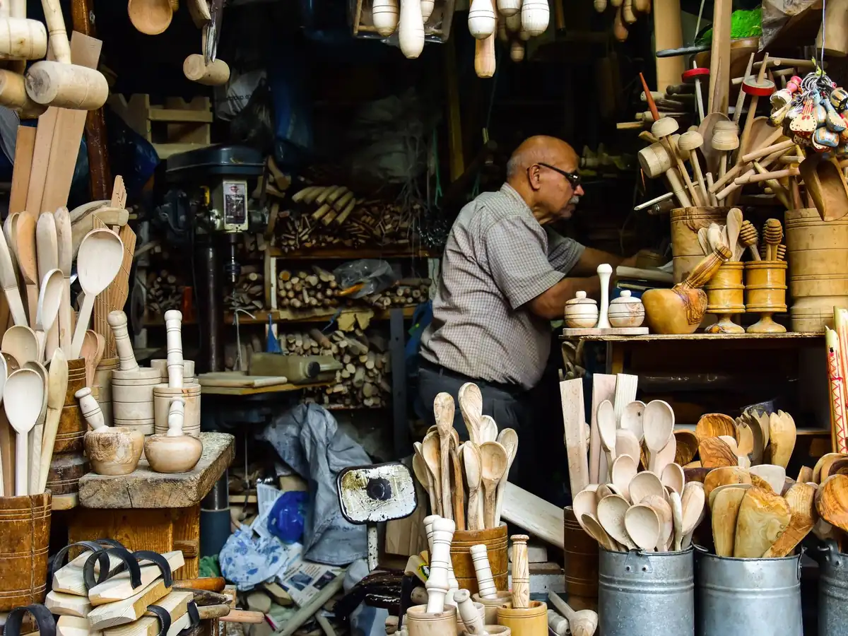 Ustensiles en bois artisanaux exposés sur un marché local à Sfax, en Tunisie