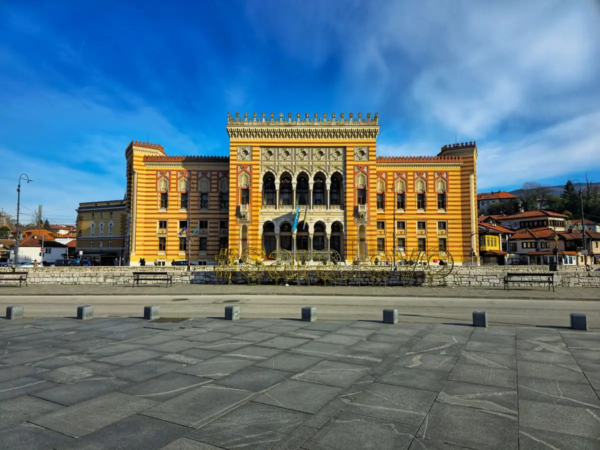 Hôtel de ville de Sarajevo et sa façade ornée, par une journée ensoleillée