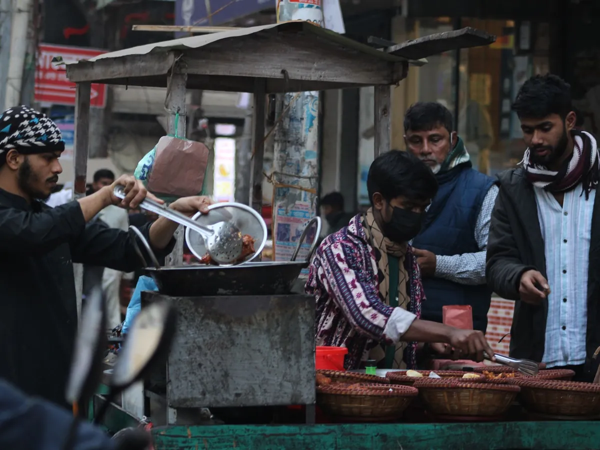 Vendeurs de street food préparant et servant des repas sur un marché urbain animé