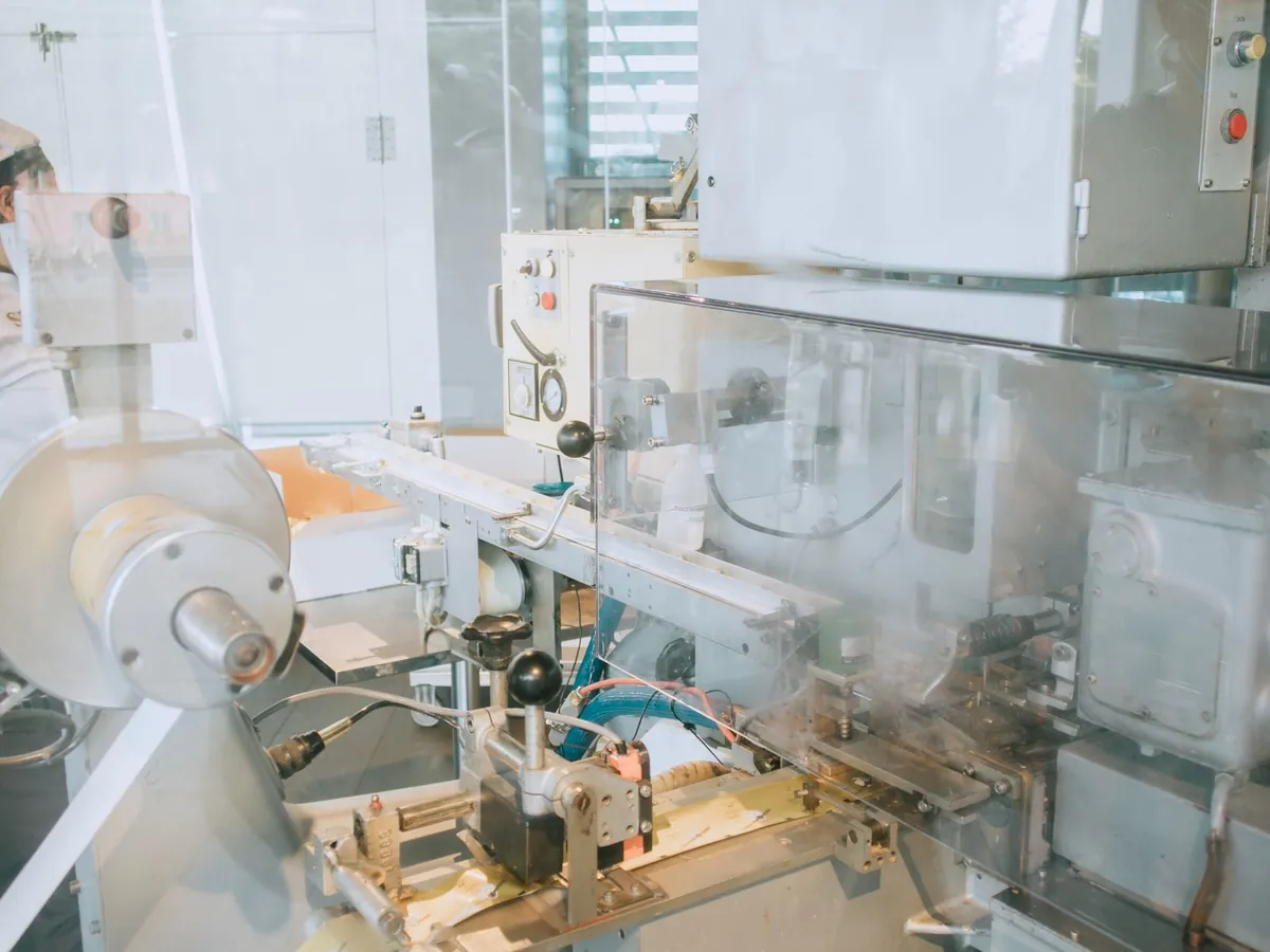 Gros plan sur des machines avancées dans un laboratoire moderne évoquant la technologie et l'industrie