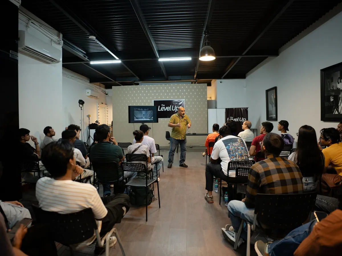 Formateur donnant une conférence à un groupe dans un atelier intérieur moderne