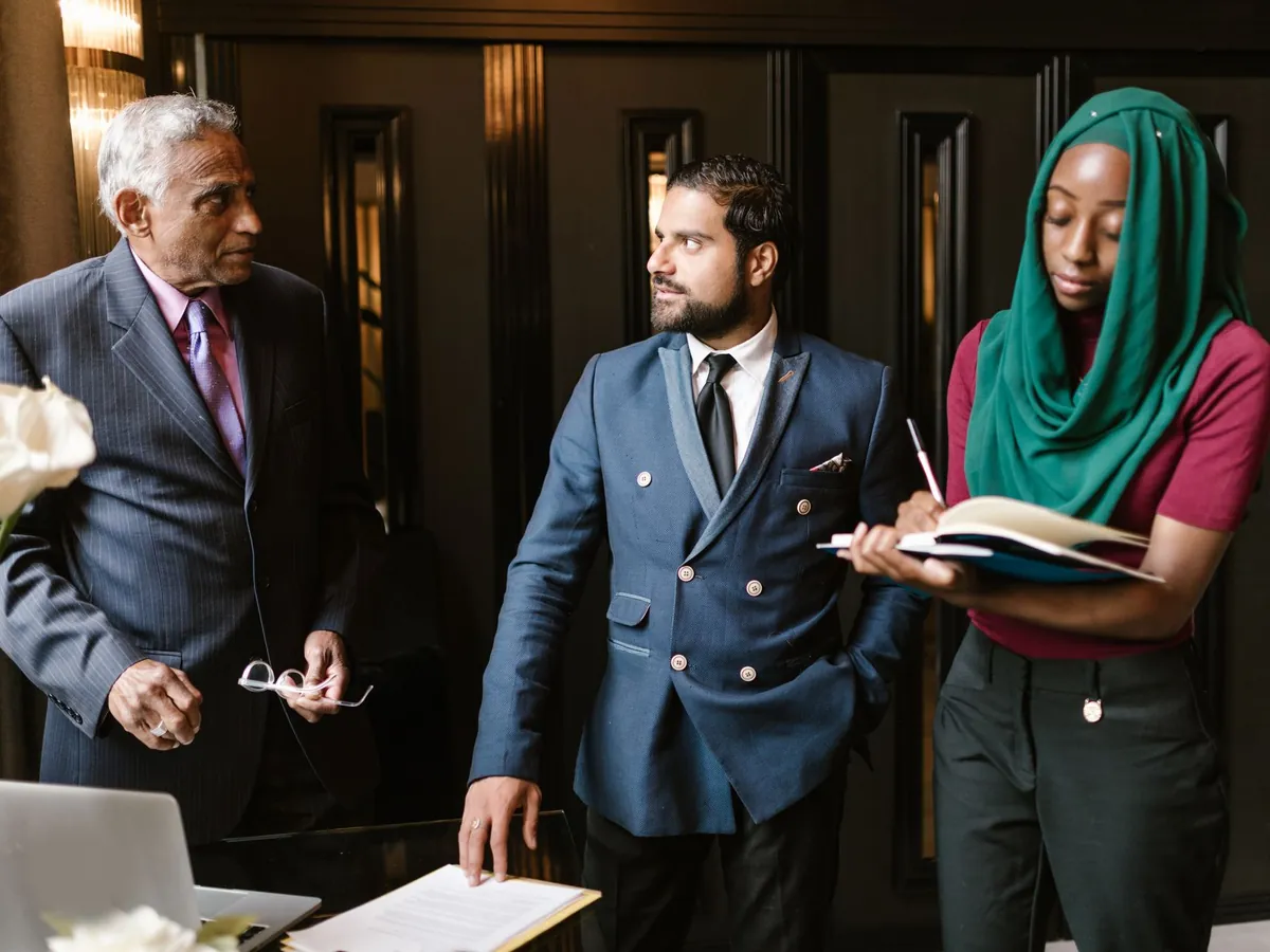 Équipe multiculturelle en discussion professionnelle sérieuse dans un bureau