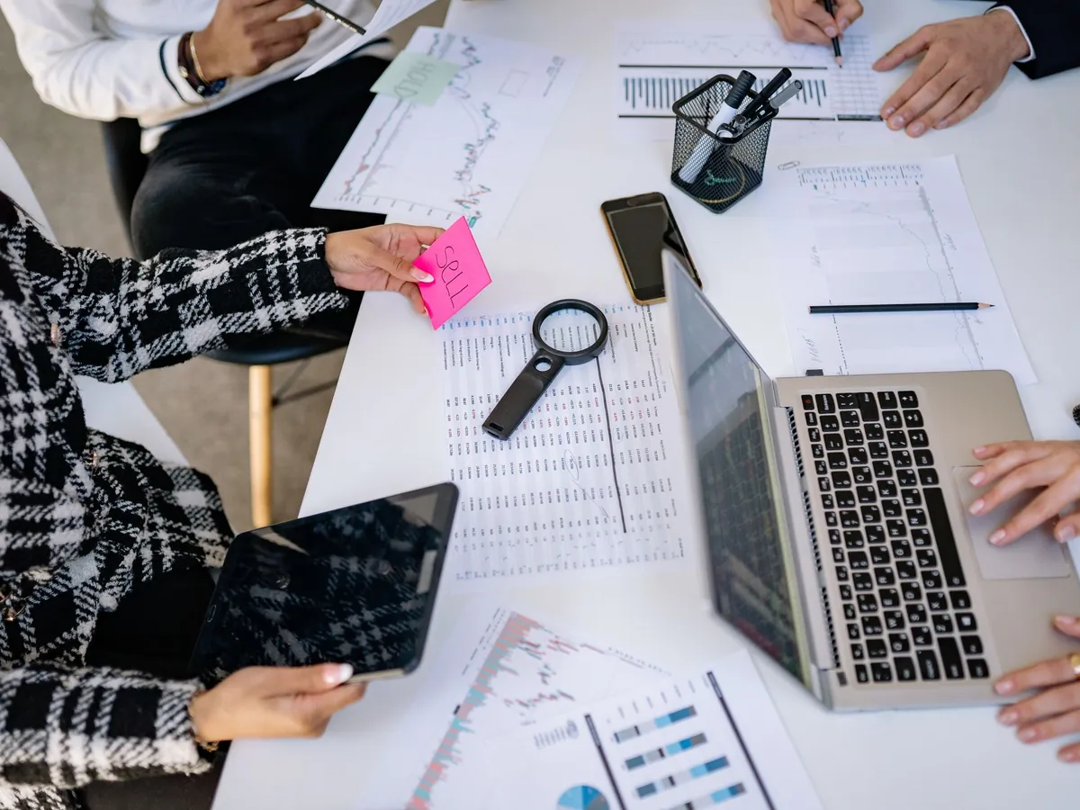 Professionnels collaborant sur l'analyse de données financières dans un bureau moderne