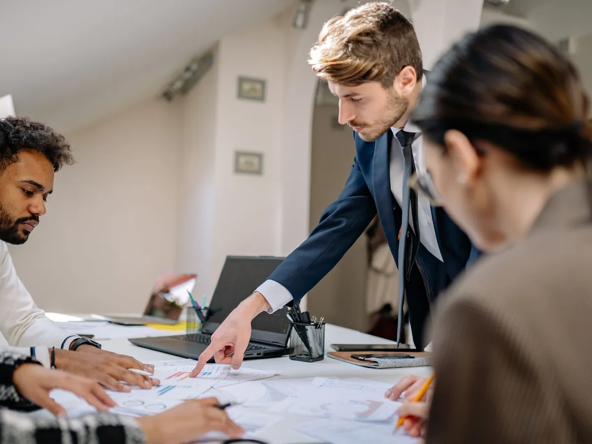 Équipe diversifiée en réunion d'affaires, favorisant la collaboration dans un bureau