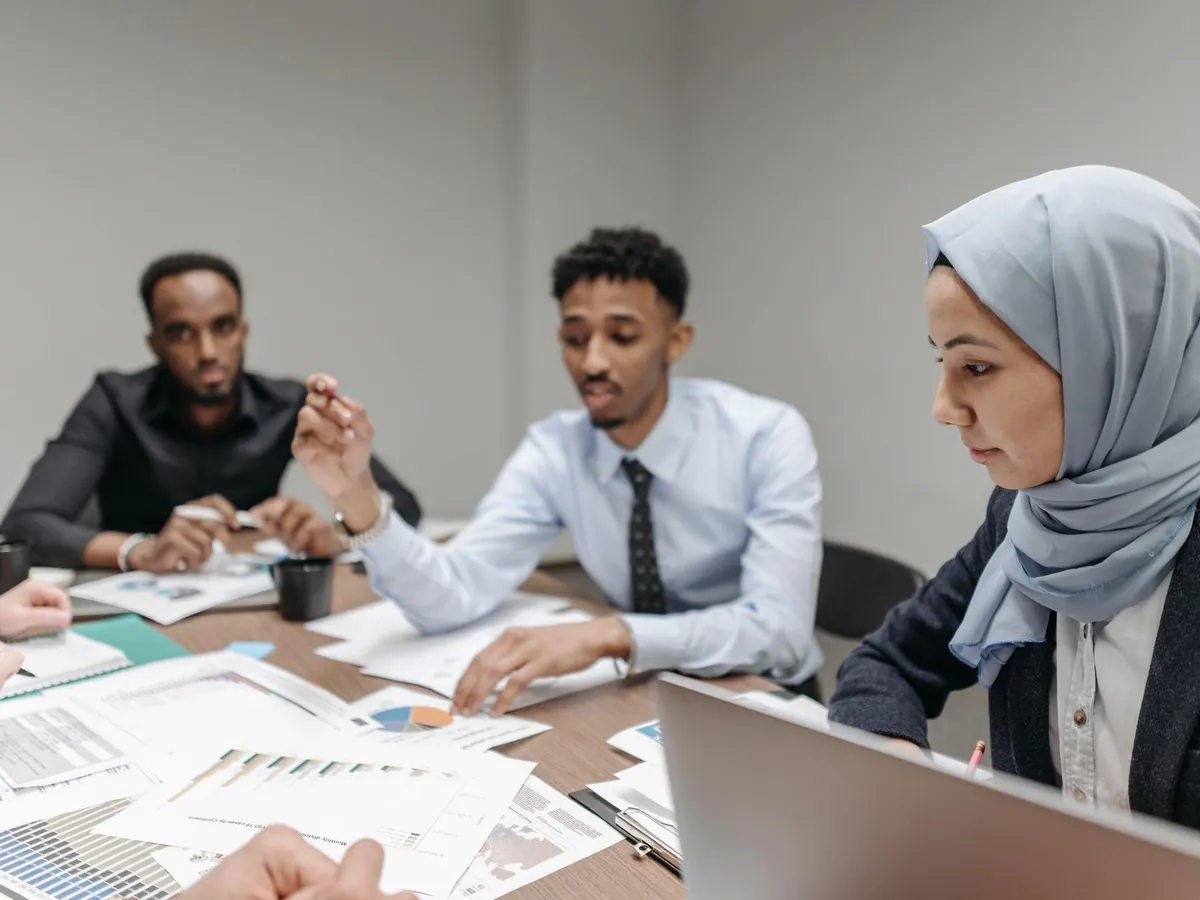 Équipe multiculturelle en réunion de bureau productive, discutant des stratégies d'entreprise