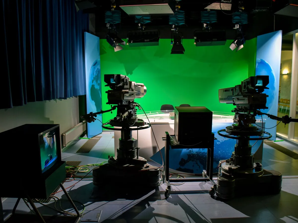 Plateau de télévision avec caméras et fond vert pour la production