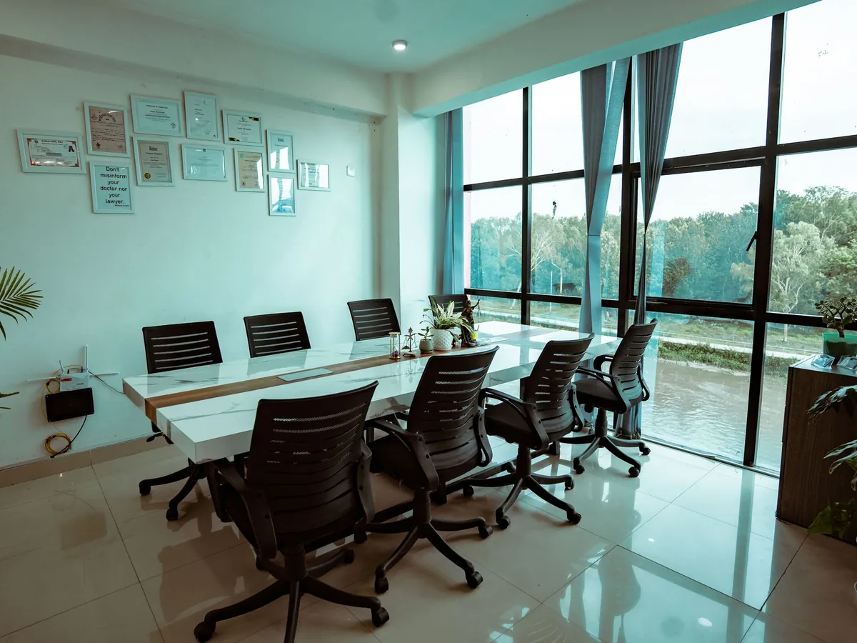 Salle de réunion moderne aux grandes baies vitrées donnant sur la verdure