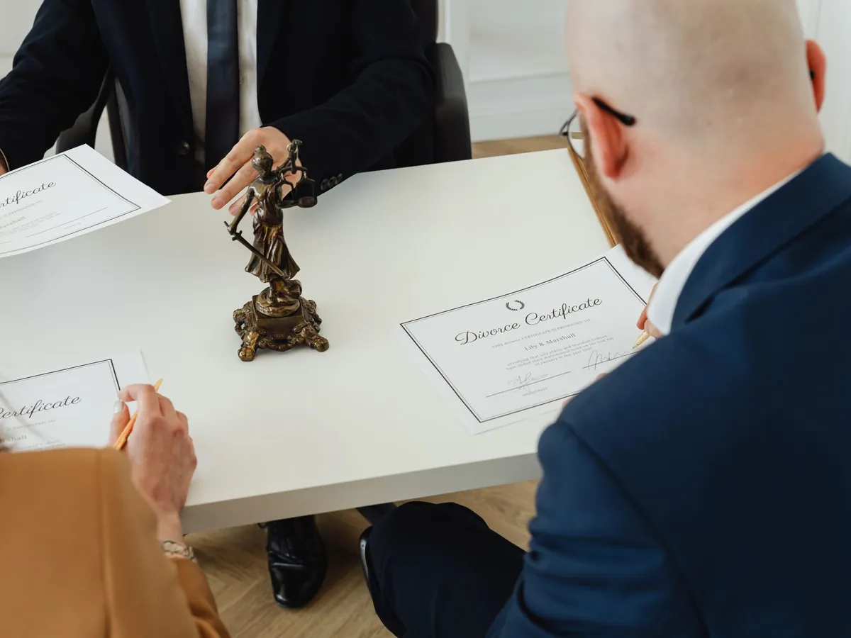 Signature de documents de divorce dans un cadre de bureau professionnel