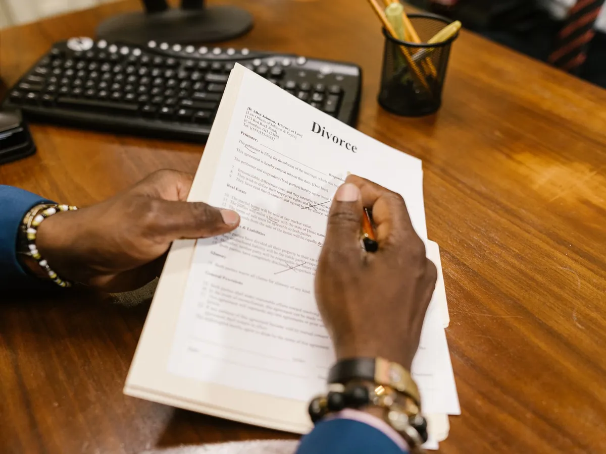 Personne signant des documents officiels de divorce à un bureau