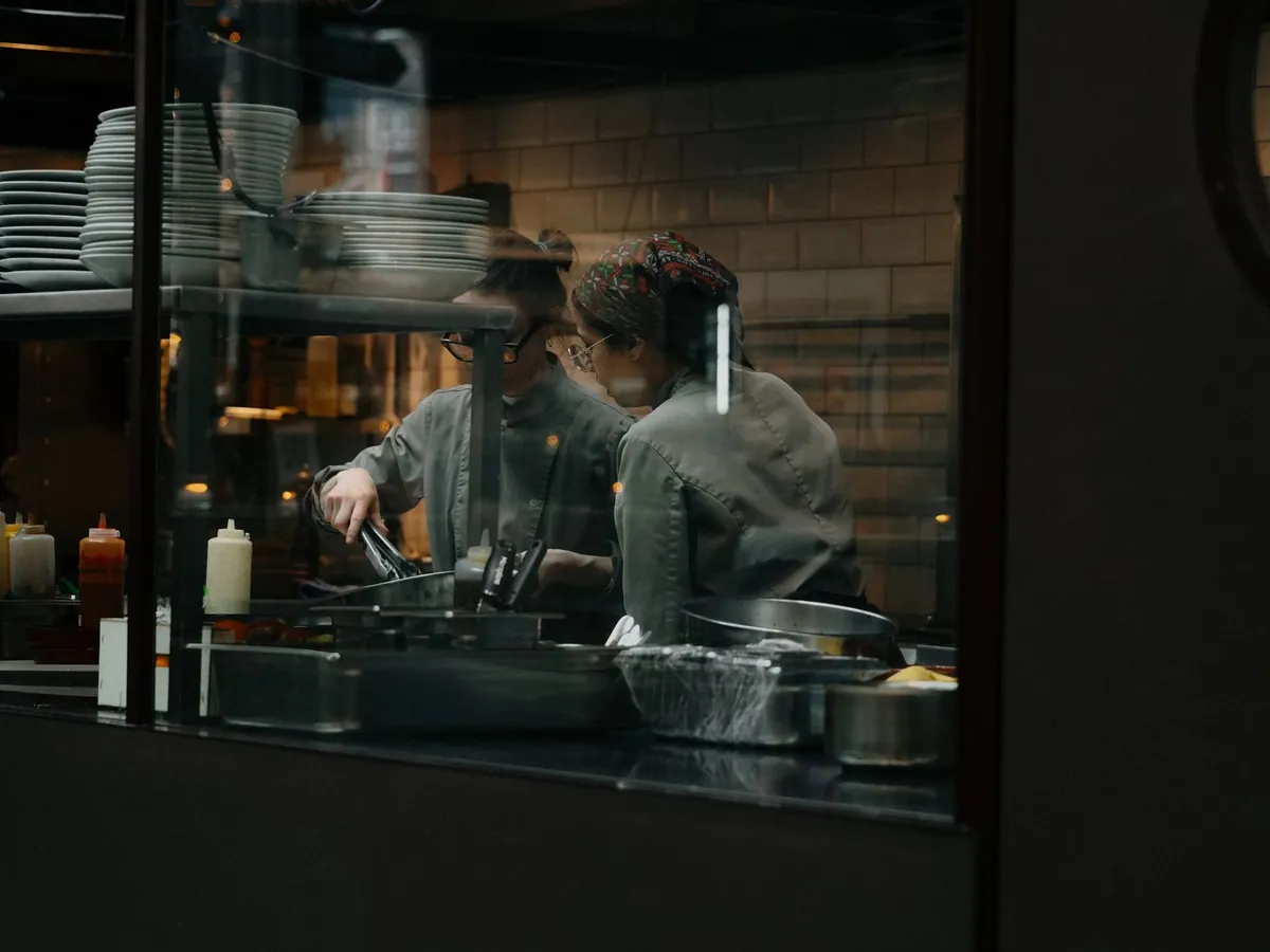 Instantané de chefs en pleine préparation dans la cuisine d'un restaurant d'Amsterdam