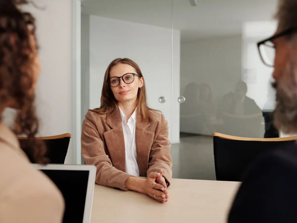 Jeune femme en entretien d'embauche dans un bureau moderne, avec assurance et professionnalisme
