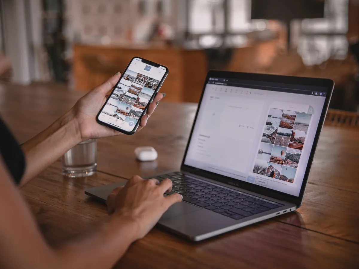 Femme retouchant des contenus sociaux sur téléphone et ordinateur portable, dans un café à Bali