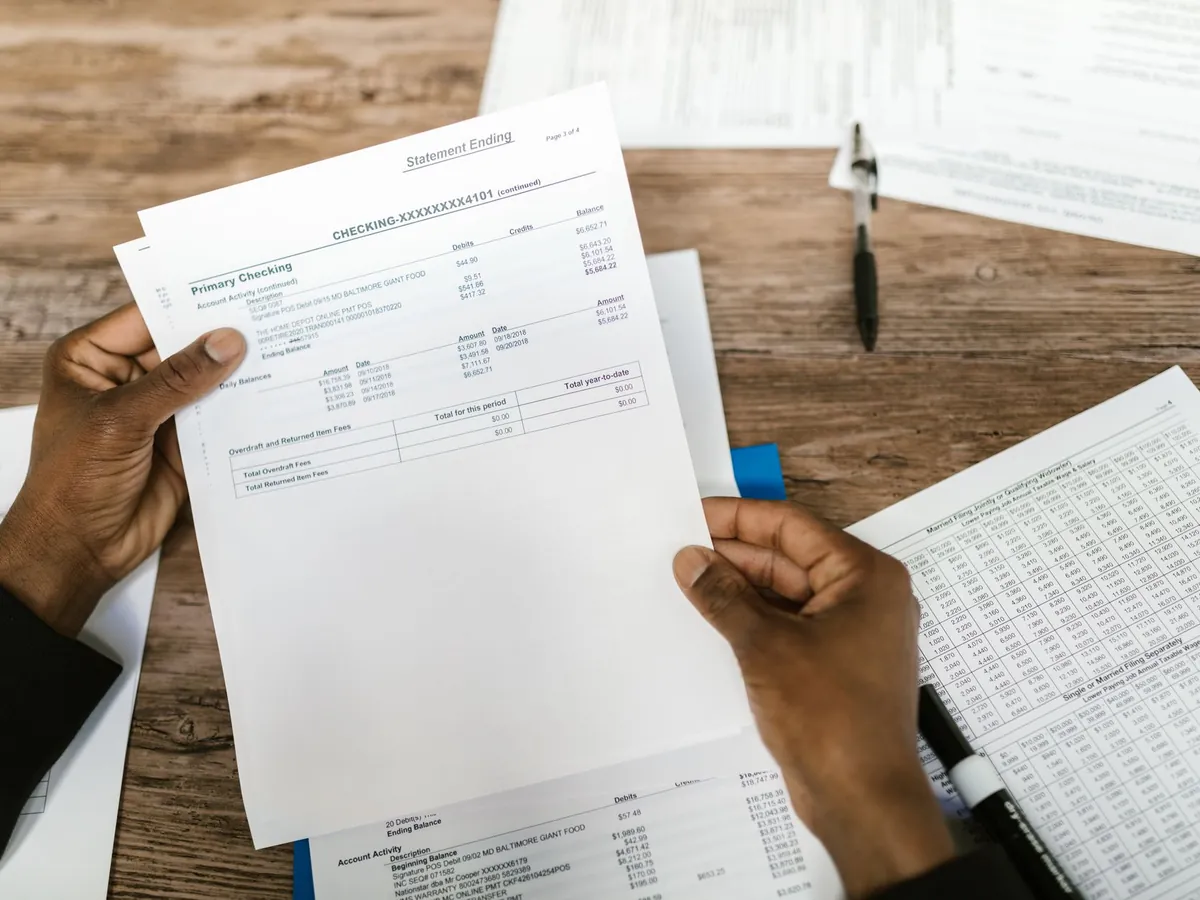 Mains tenant des documents financiers pour la préparation et l'analyse fiscales