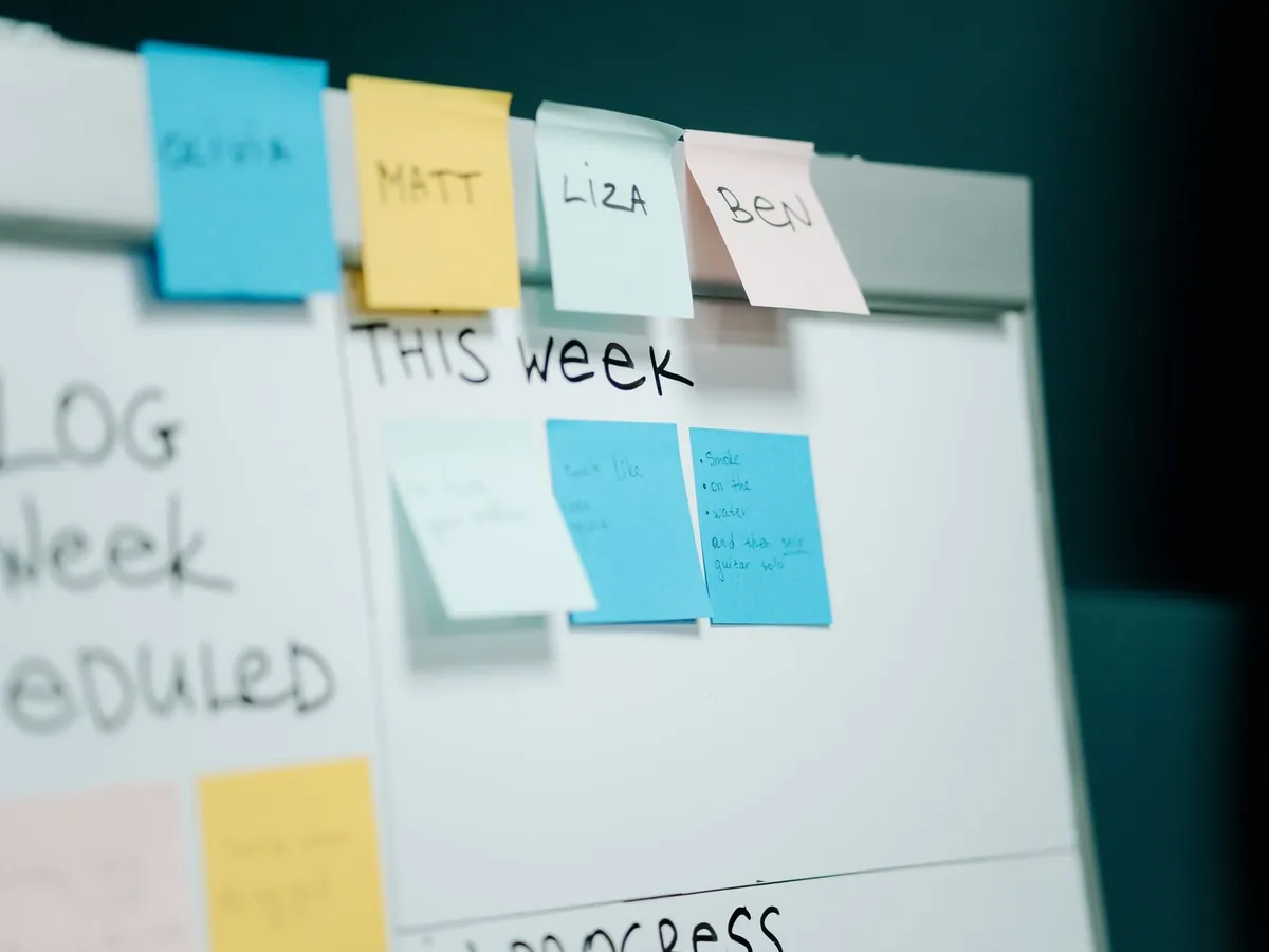 Gros plan d'un tableau blanc couvert de post-it colorés pour organiser et planifier les tâches