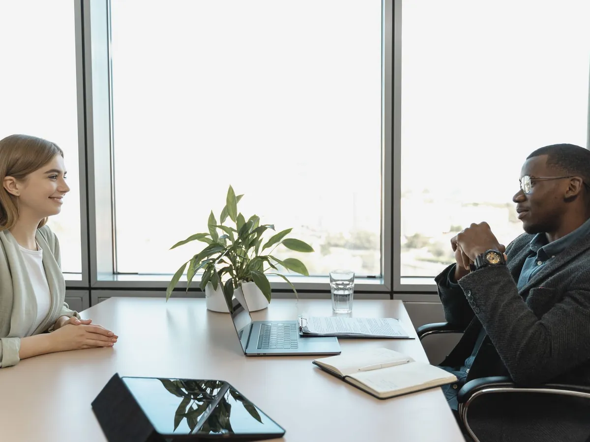 Entretien d'embauche entre deux collègues dans un bureau moderne et lumineux