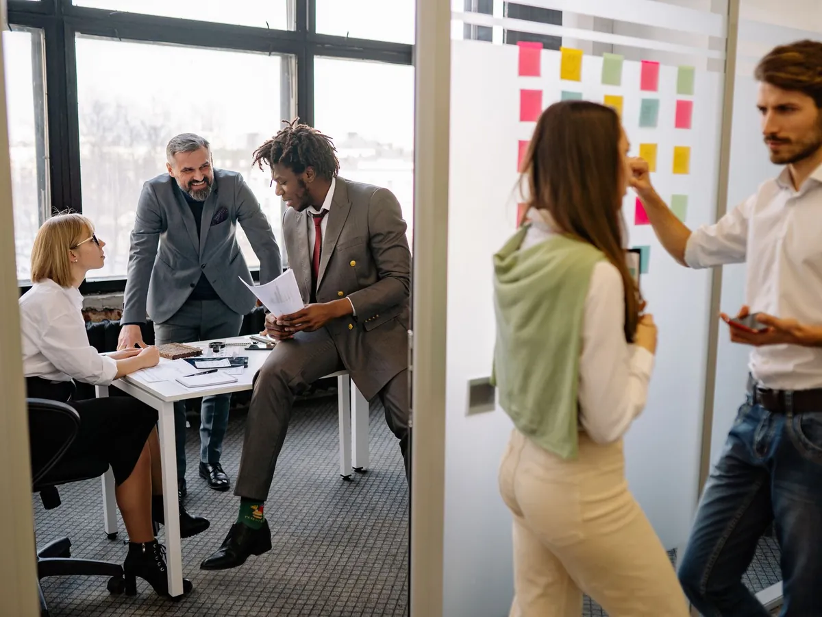 Équipe diversifiée réfléchissant et collaborant sur un projet dans un espace de bureau