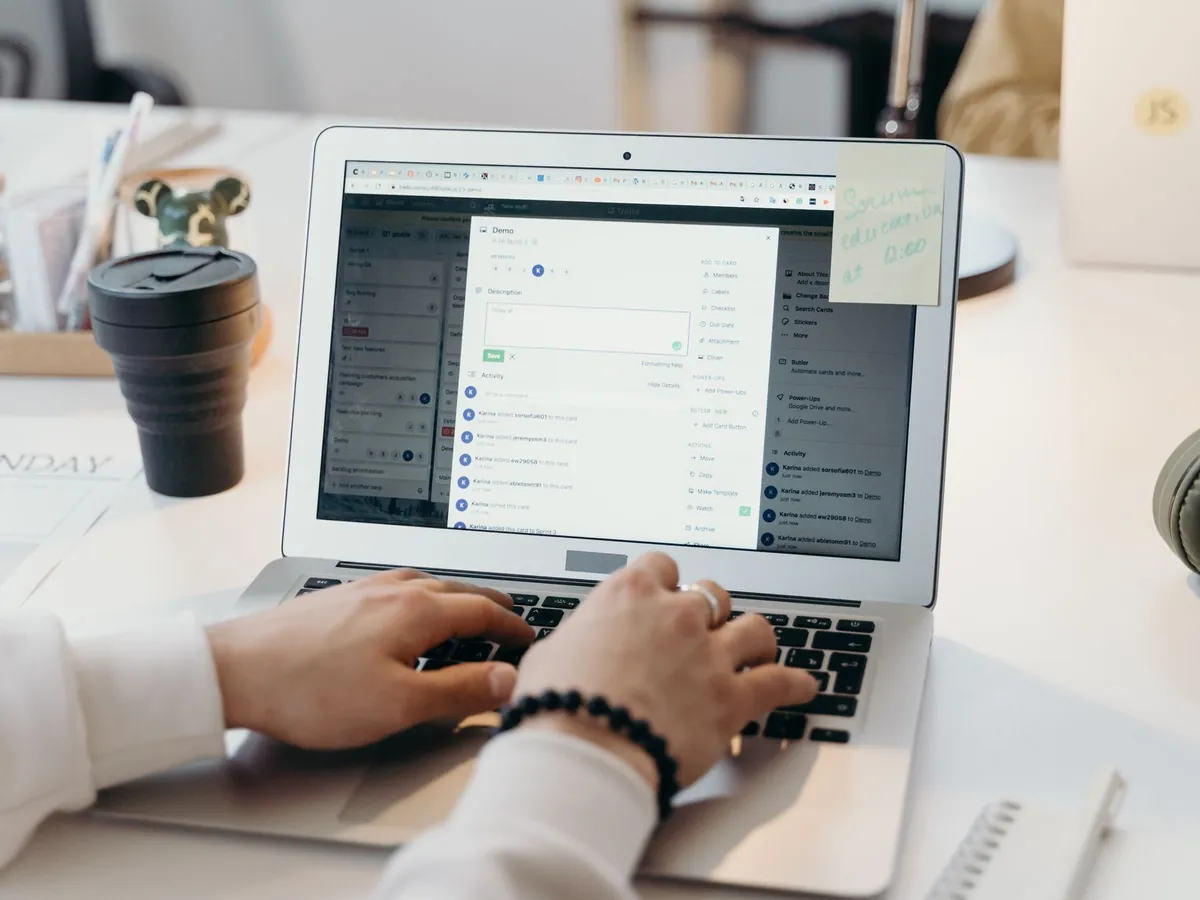 Personne tapant sur son ordinateur portable dans un bureau moderne et lumineux