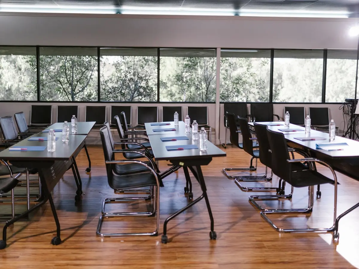Salle de conférence vide au mobilier épuré, prête pour une réunion, lumineuse et professionnelle