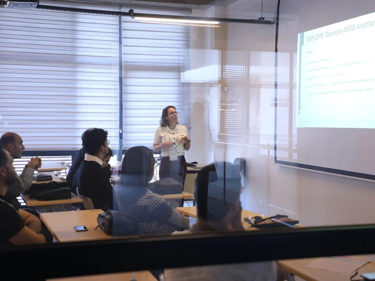 Auditoire assistant à une présentation d'affaires dans un environnement de bureau moderne