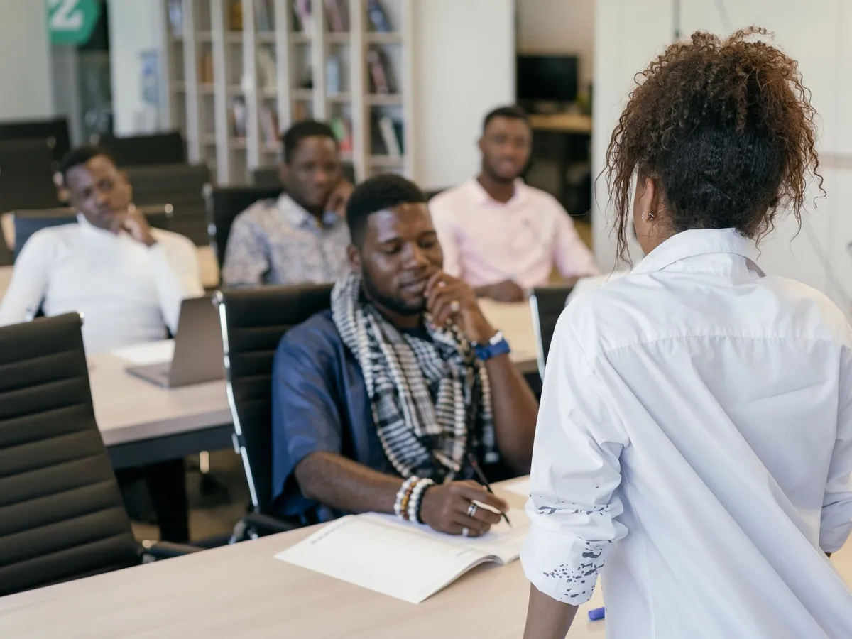 Groupe de professionnels en session de formation dans un bureau moderne
