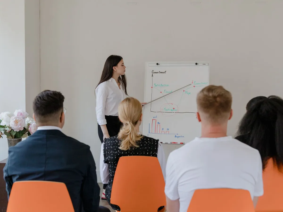 Formatrice animant une session de formation devant un paperboard avec des salariés