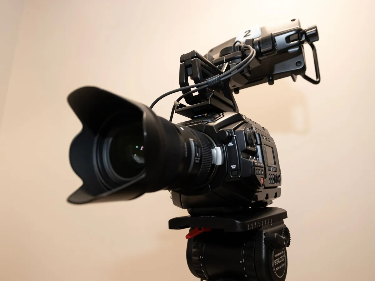 Caméra professionnelle sur trépied pour le tournage de vidéos