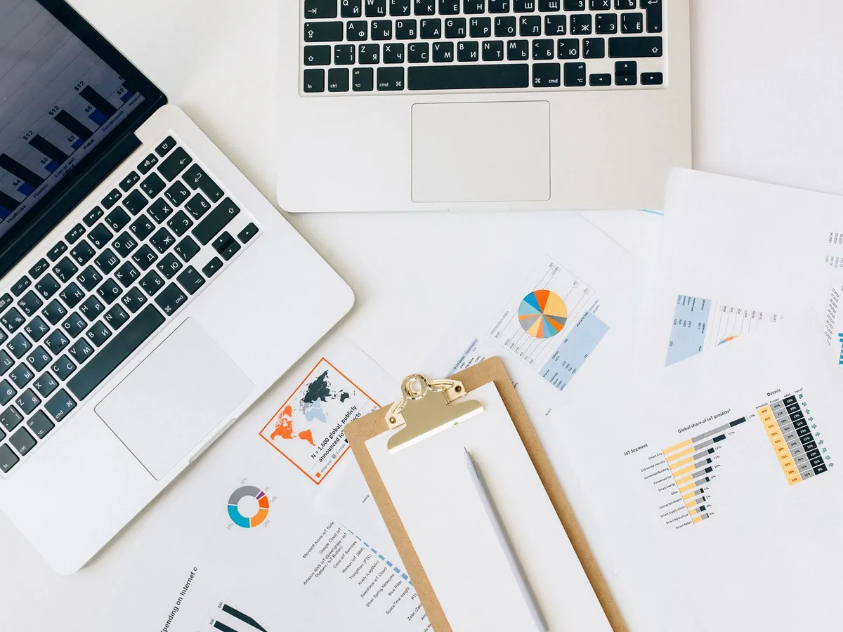 Ordinateur portable posé sur des documents et des graphiques d'entreprise