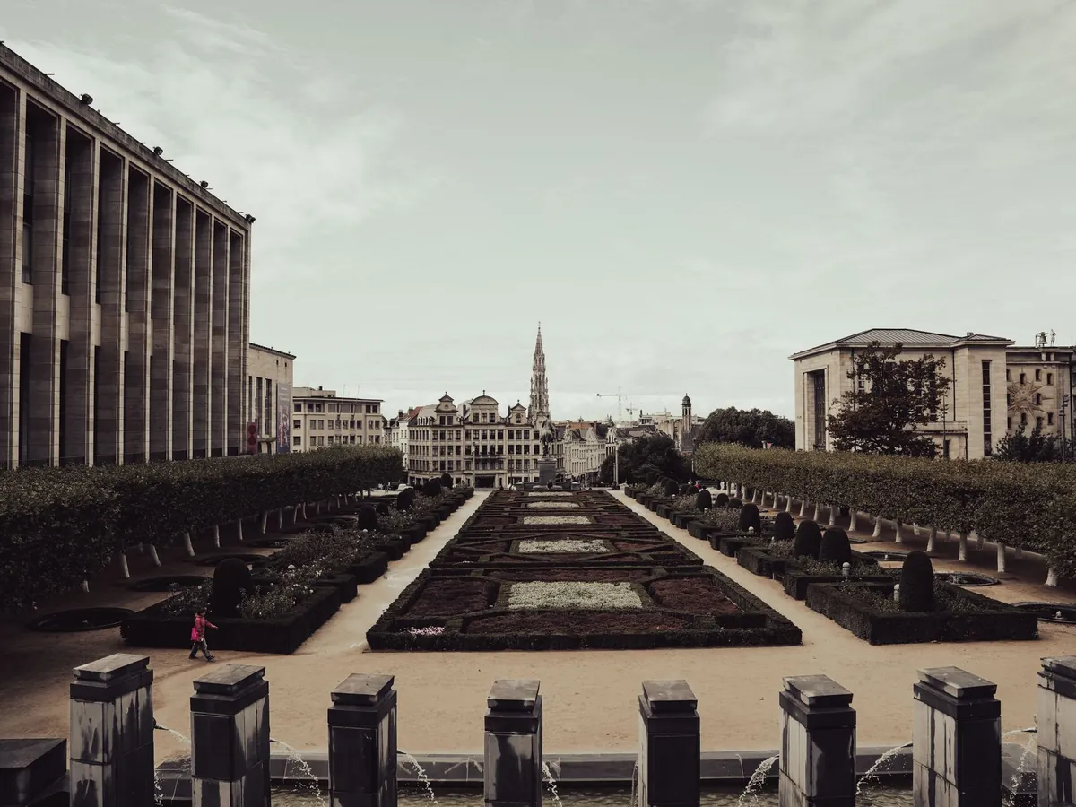 Vue du jardin du Mont des Arts à Bruxelles, entouré d'une architecture européenne classique
