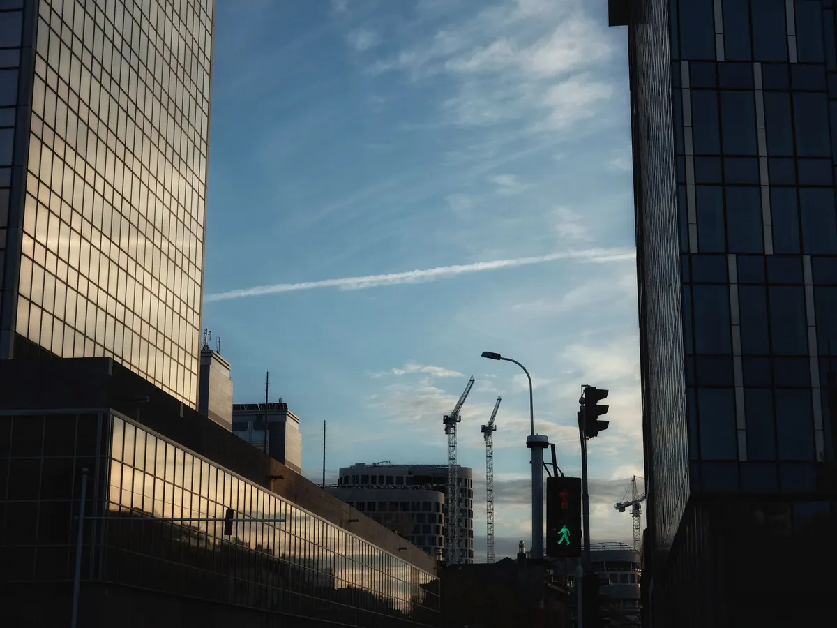 Skyline de Bruxelles au coucher du soleil, avec immeubles de bureaux modernes