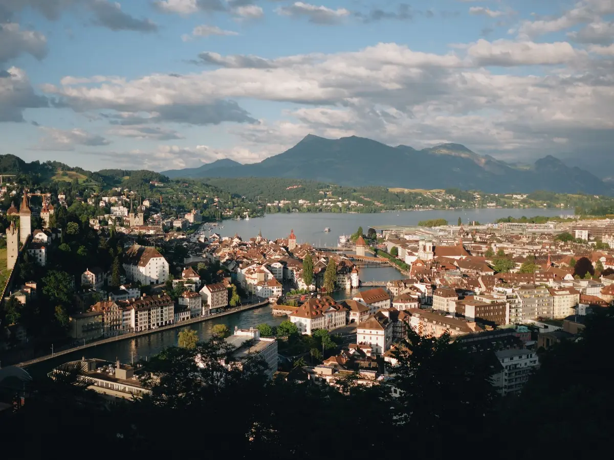 Vue aérienne de Lucerne, avec la ville, le lac et les montagnes environnantes