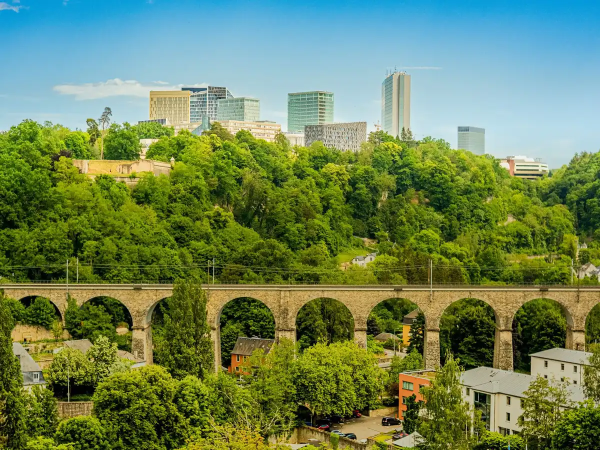 Vue pittoresque de la ville de Luxembourg, avec son viaduc historique et sa skyline moderne
