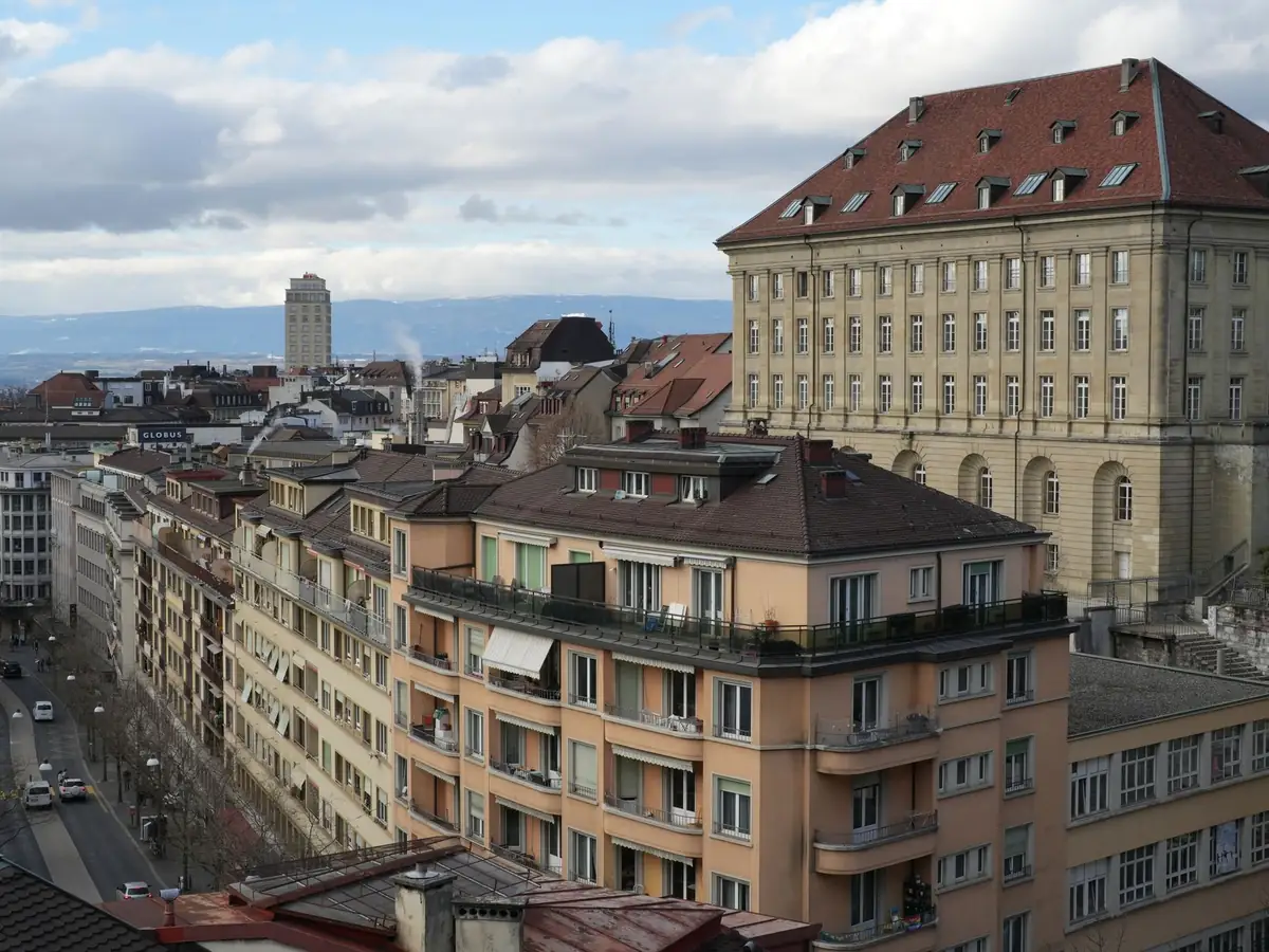 Vue panoramique sur les toits et l'architecture historique de Lausanne, ciel dégagé