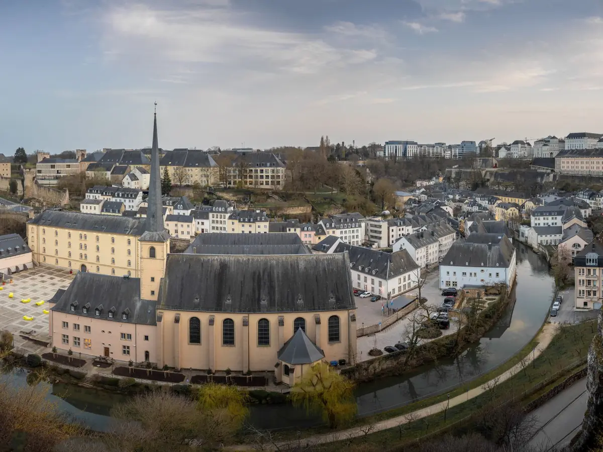 Vue aérienne panoramique de Luxembourg, avec l'abbaye de Neumünster et la rivière sinueuse