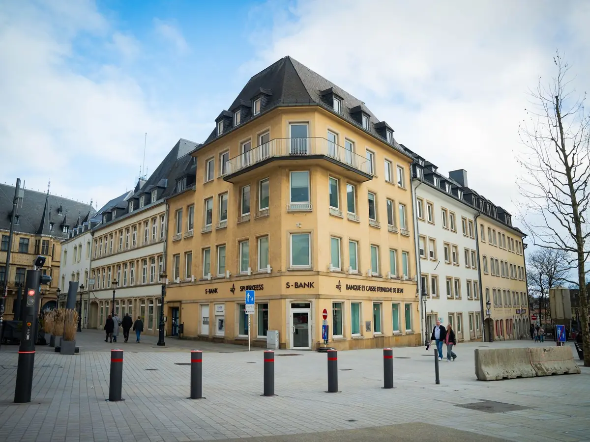 Place animée de la ville de Luxembourg, entourée d'une architecture européenne classique