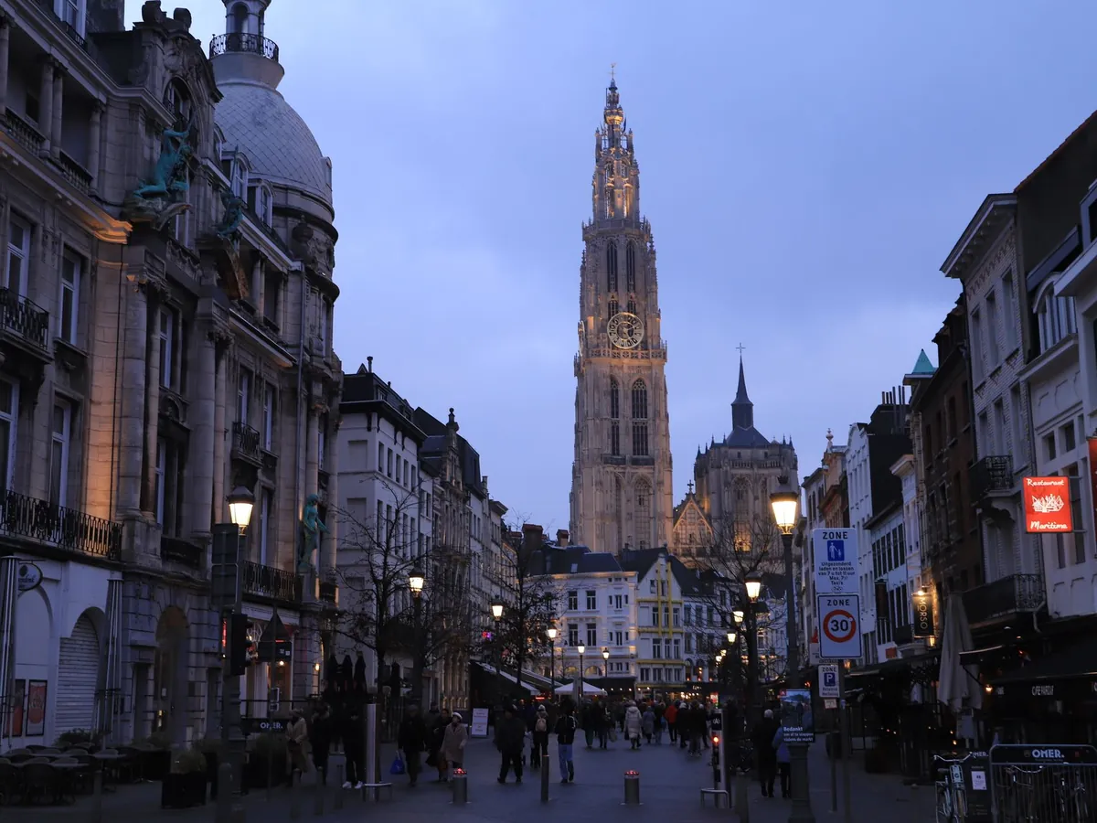 Belle vue de rue au soir de la cathédrale Notre-Dame d'Anvers, en Belgique