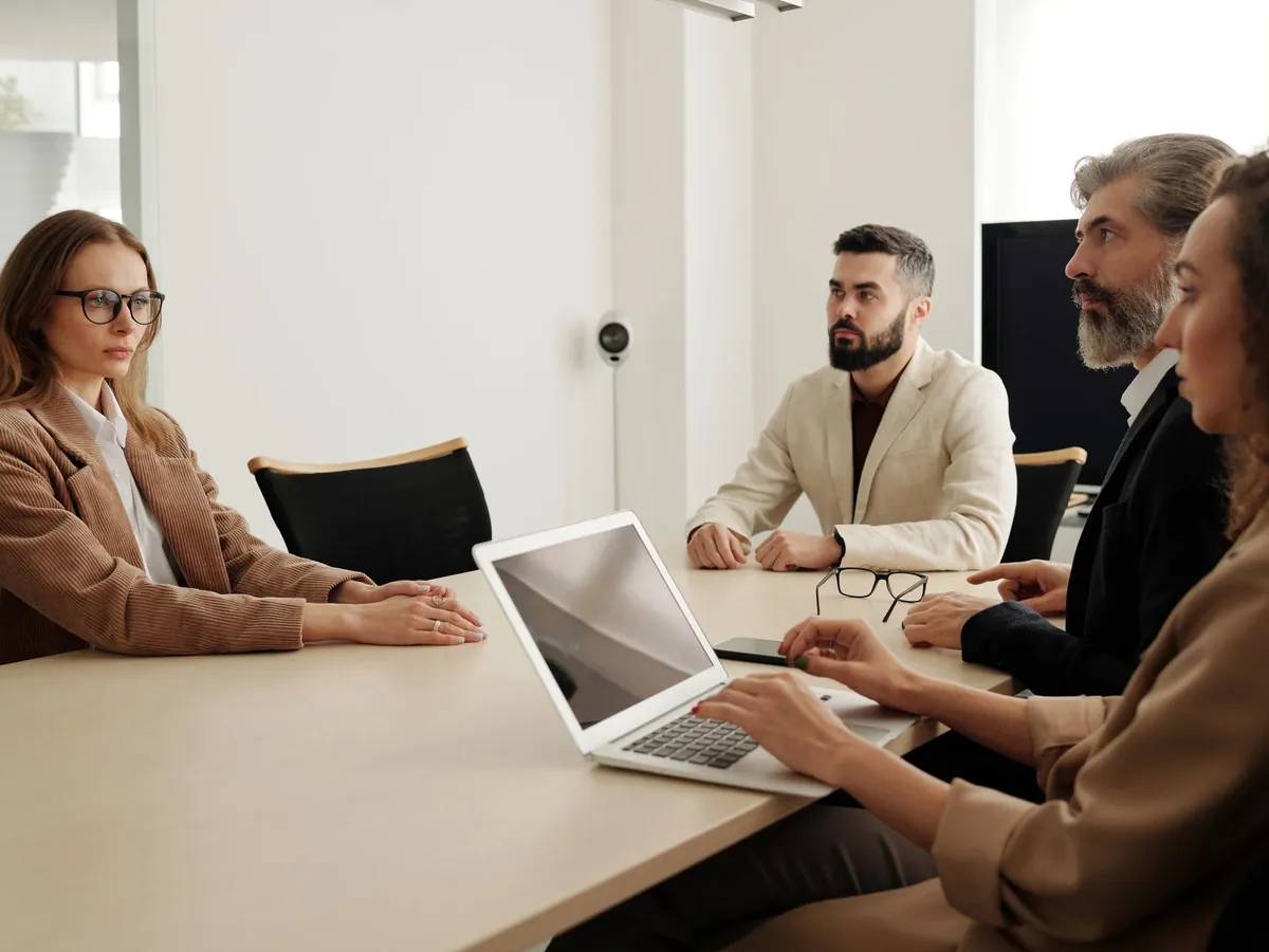 Réunion d'affaires d'une équipe diversifiée dans un bureau moderne, axée sur la planification
