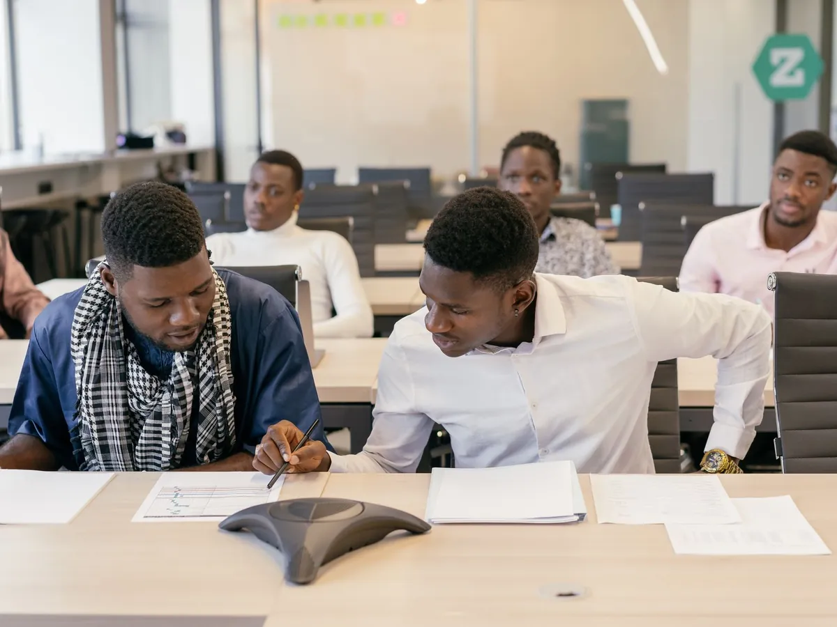 Collègues d'horizons variés en réunion d'équipe, échangeant des idées dans un bureau moderne