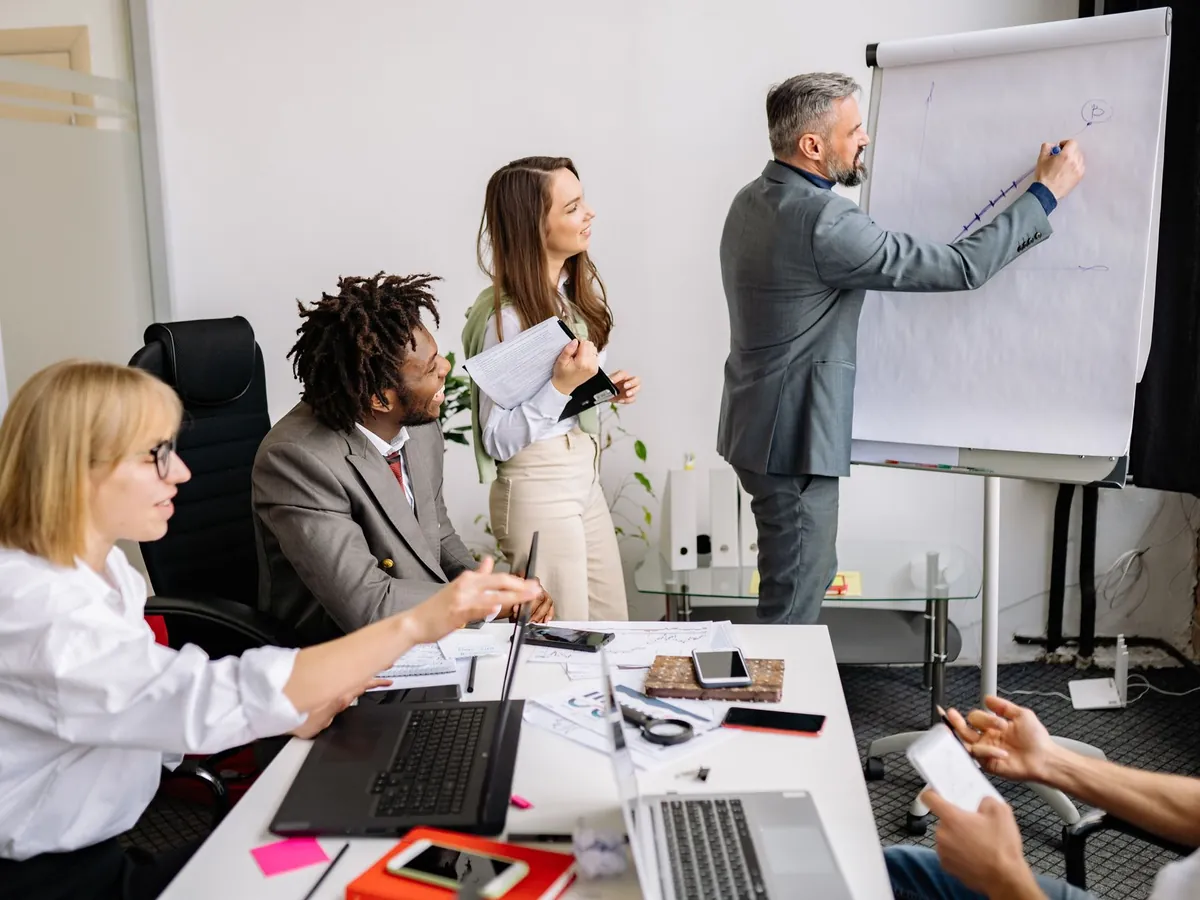 Professionnels d'affaires en brainstorming et collaboration lors d'une réunion dans une salle moderne