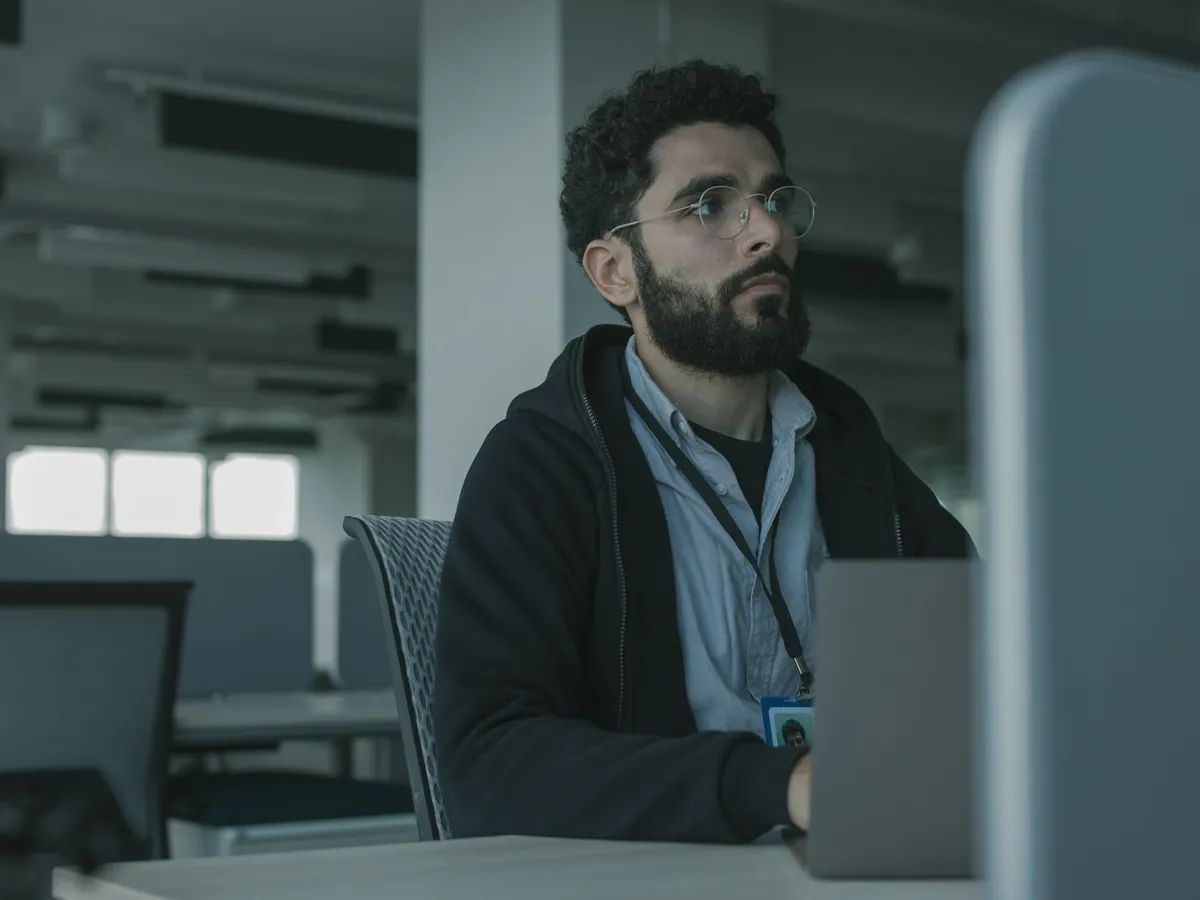 Homme à lunettes travaillant à son bureau, concentré