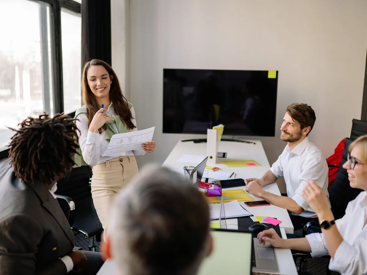 Équipe engagée dans une réunion collaborative au bureau, discutant d'idées et de stratégies