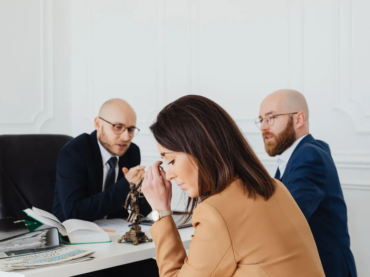 Discussion tendue entre des avocats et un client dans un bureau