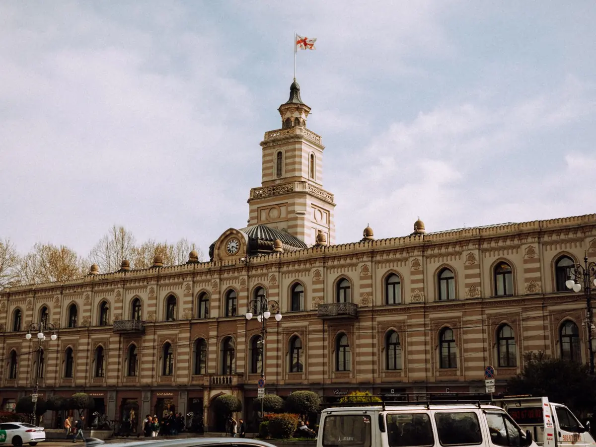 Hôtel de ville de Tbilissi, monument architectural classique au charme historique, en Géorgie
