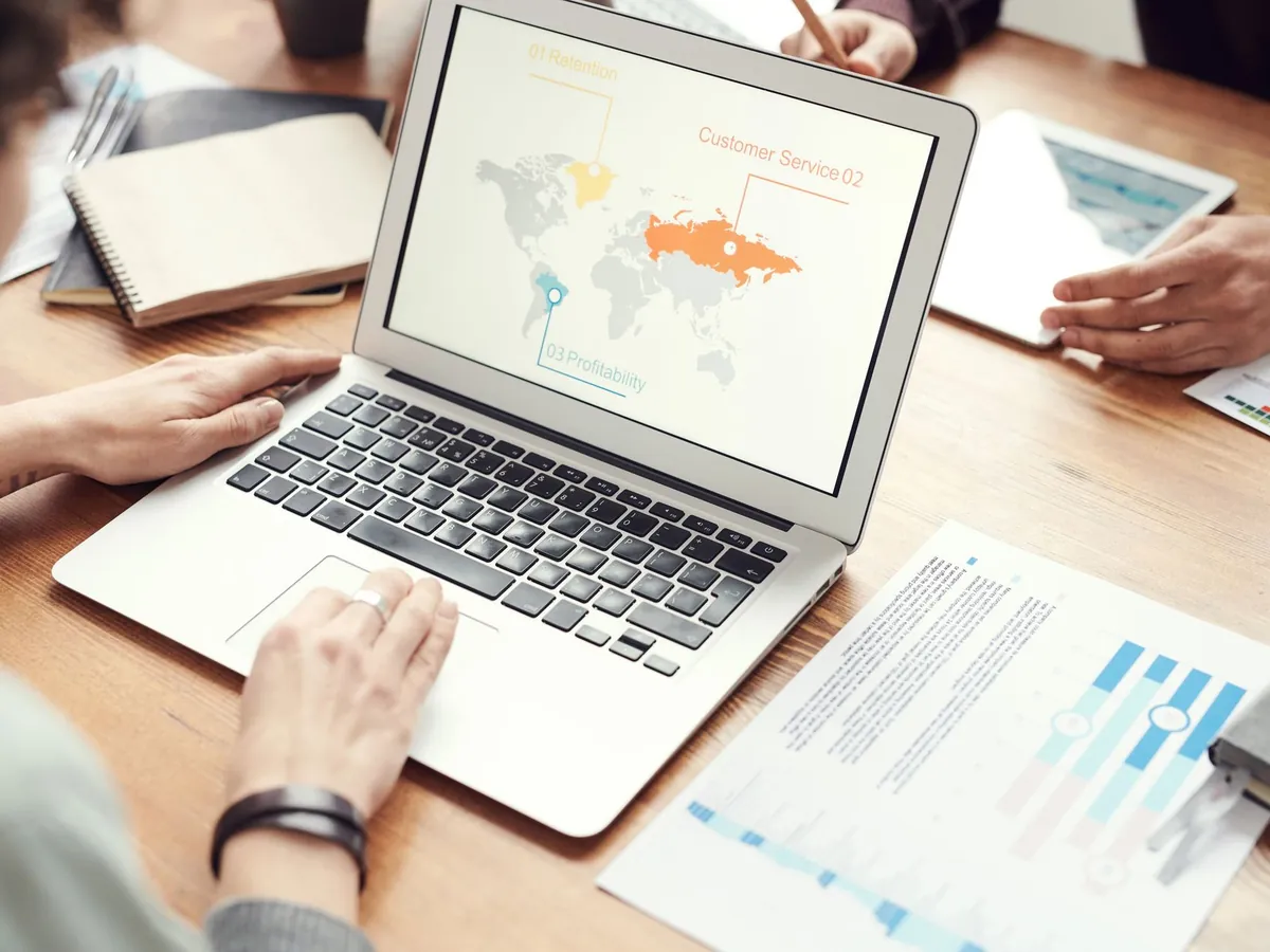 Équipe échangeant sur des stratégies marketing internationales devant des graphiques