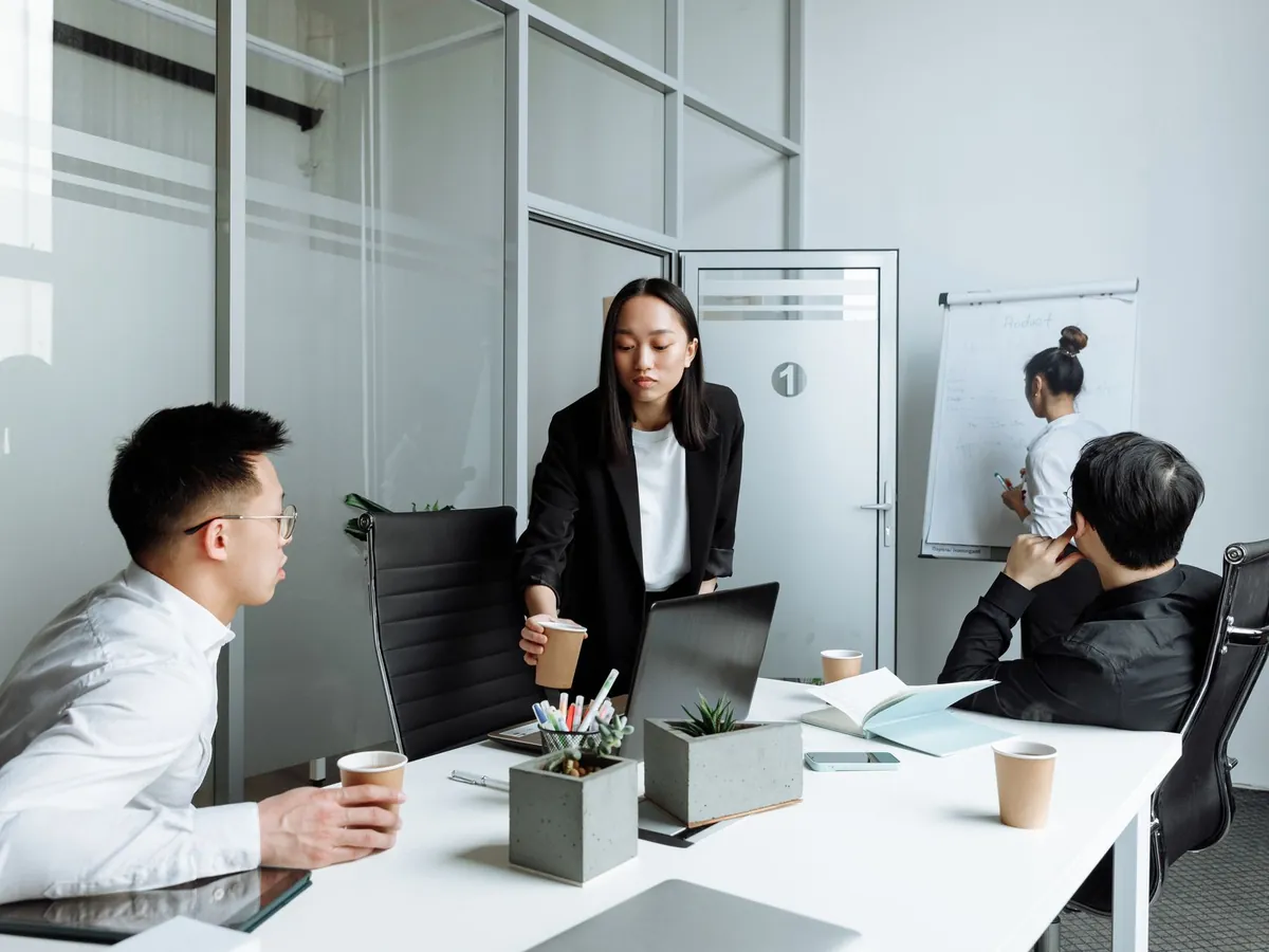 Équipe de bureau diversifiée en réunion collaborative sur les stratégies de l'entreprise