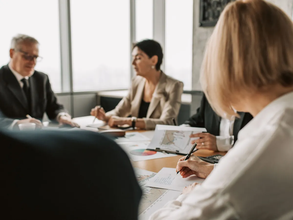 Collègues discutant de documents lors d'une réunion dans un bureau d'entreprise