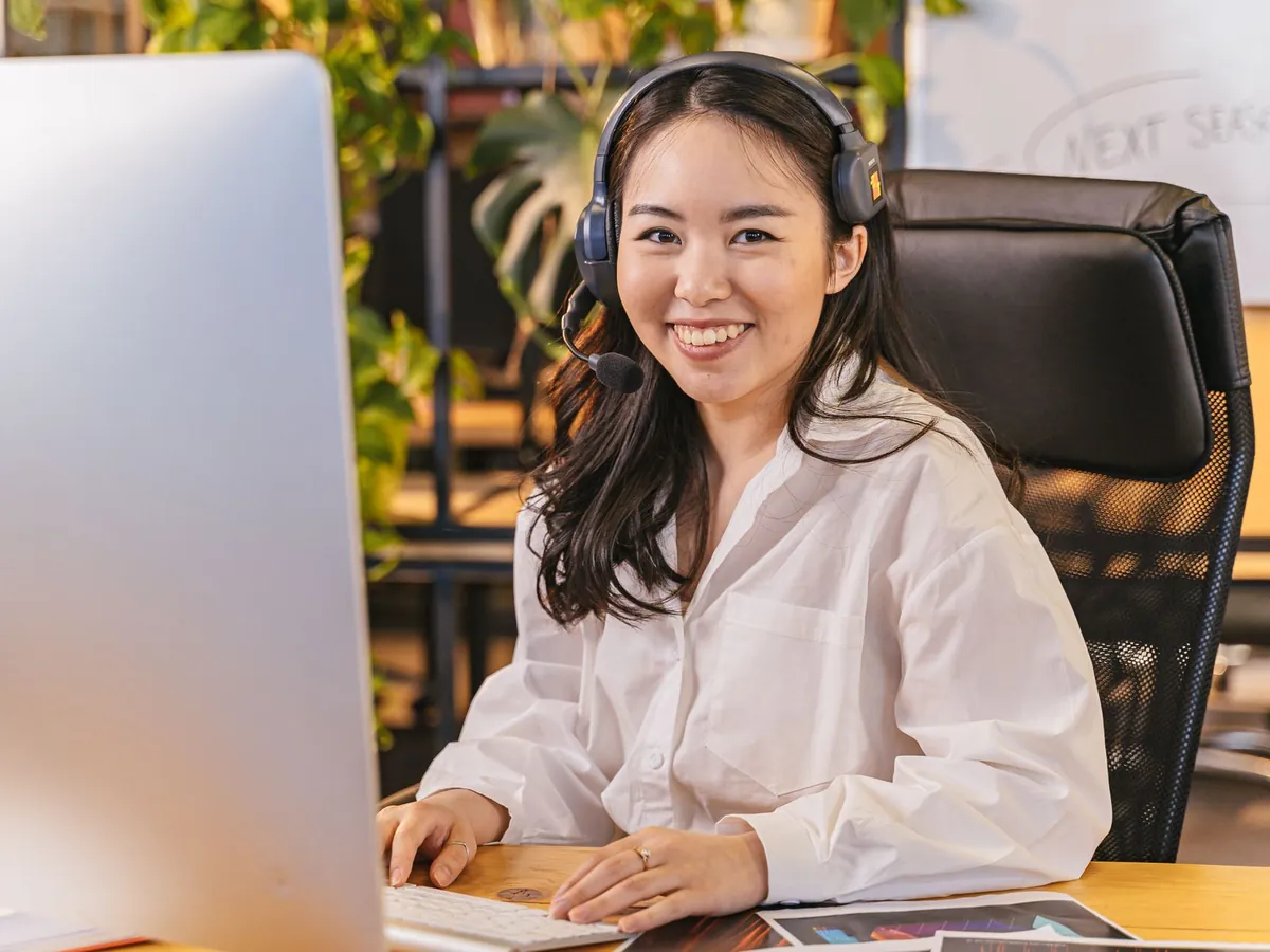 Femme d'affaires casquée travaillant à son bureau