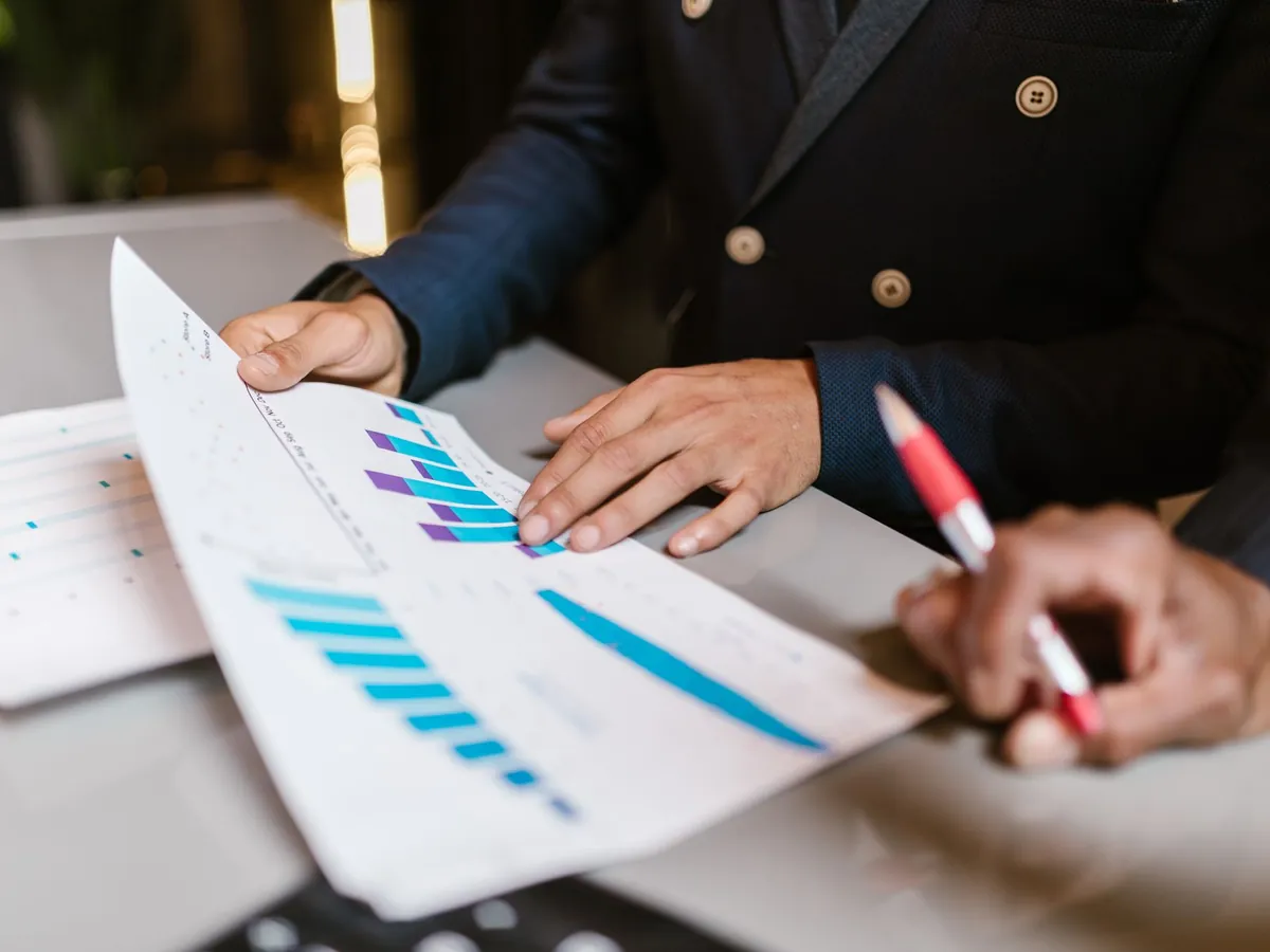 Gros plan de professionnels examinant des graphiques financiers lors d'une réunion d'affaires