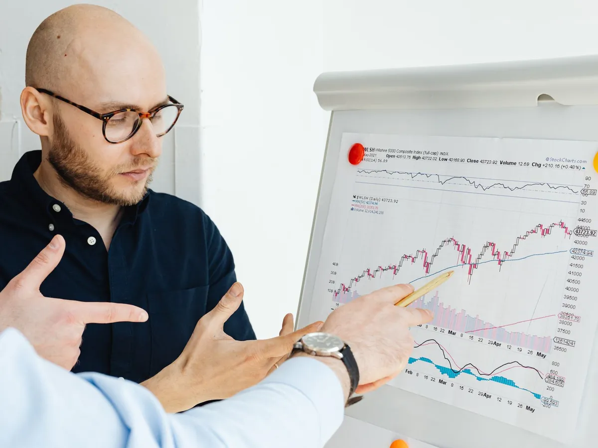 Analyste commentant un graphique sur un paperboard