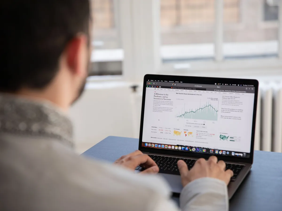 Responsable marketing analysant des statistiques sur son ordinateur portable